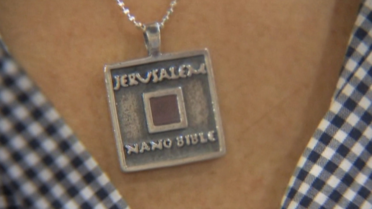 Nanobiblia do czytania pod mikroskopem. Postęp technologii, czy sposób na biznes?